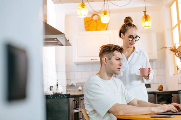 Vrouw ondersteuning hardwerkende man thuis werken — Stockfoto