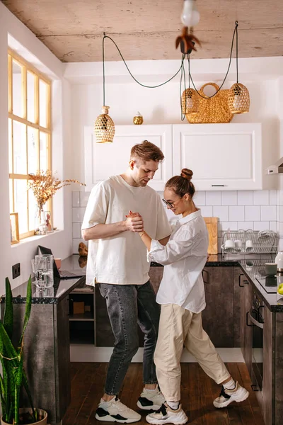 Подружня пара закохана, танцює на кухні — стокове фото