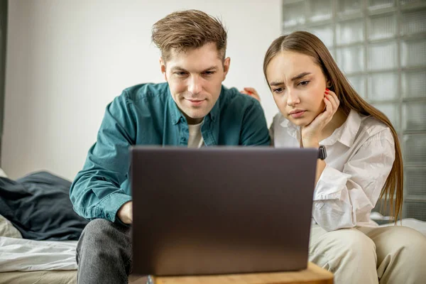 Joven pareja ver película en el ordenador portátil en casa — Foto de Stock