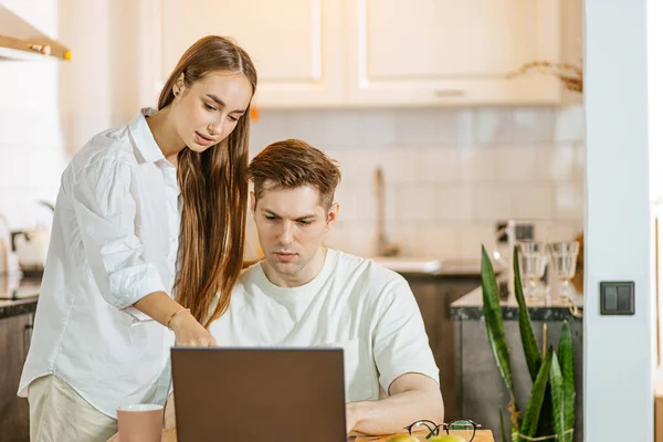 Jovem casal caucasiano à procura de sua primeira compra online — Fotografia de Stock