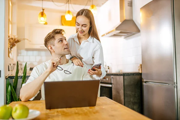 Atraente senhora apoio marido enquanto seu trabalho em casa — Fotografia de Stock