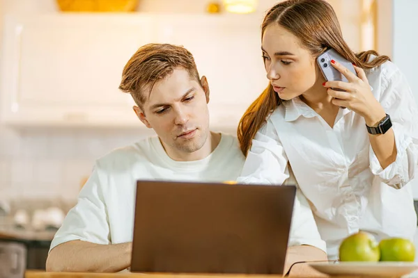 Молода кавказька подружня пара вирішує фінансові проблеми онлайн в ноутбуці — стокове фото