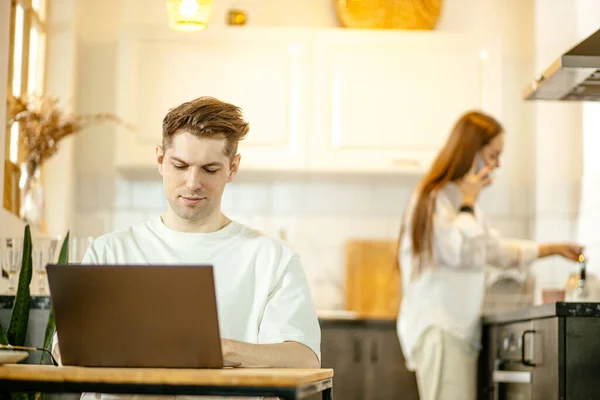 Ehepaar zu Hause mit eigenem Geschäft beschäftigt — Stockfoto