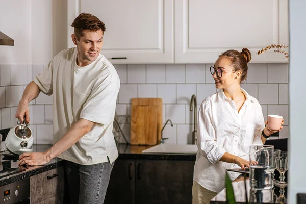 Bonito marido apoiar sua esposa enquanto ela está trabalhando em casa — Fotografia de Stock