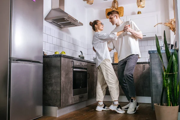 Feliz jovem casal dançando em casa — Fotografia de Stock