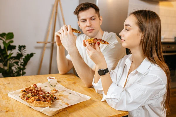 Casal encomendou pizza em casa — Fotografia de Stock