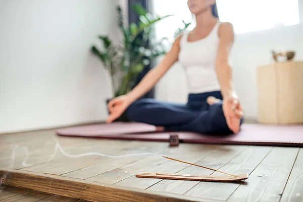 Yogui tranquilo hembra en pose de loto, meditar — Foto de Stock