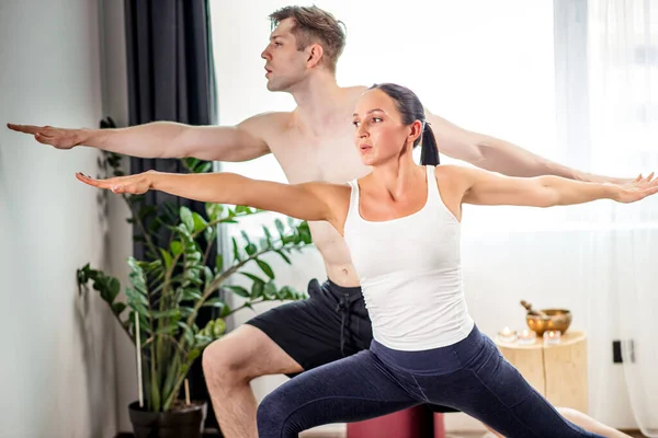 Flexible couple actif faire des exercices à la maison, séance d'entraînement — Photo