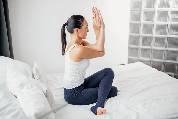 Kaukasiska sportig yogi kvinna leder hälsosam livsstil — Stockfoto