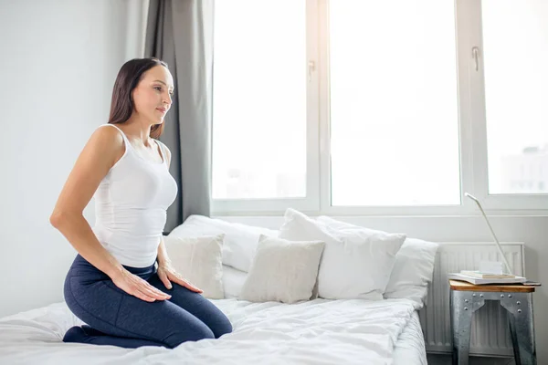 Jonge Kaukasische vrouw rust hebben na yoga oefeningen thuis — Stockfoto