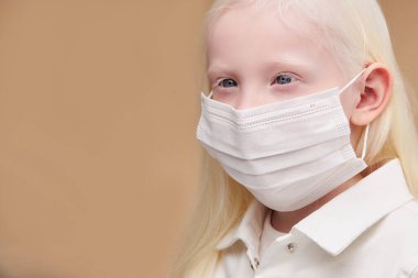Maskeli hasta mistik albino çocuk izole edildi
