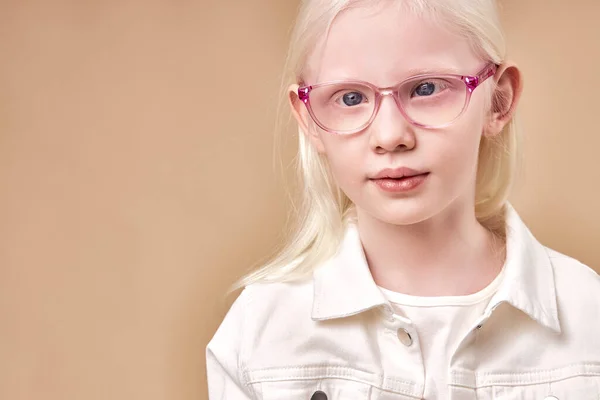 Retrato de menino adorável menina albino — Fotografia de Stock