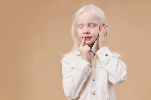 Niño albino soñador hablando por teléfono —  Fotos de Stock