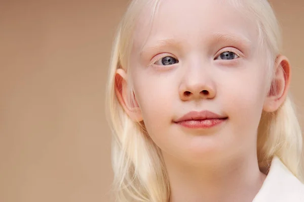 Fantasztikus albínó gyerek szőke hajjal, elszigetelt — Stock Fotó