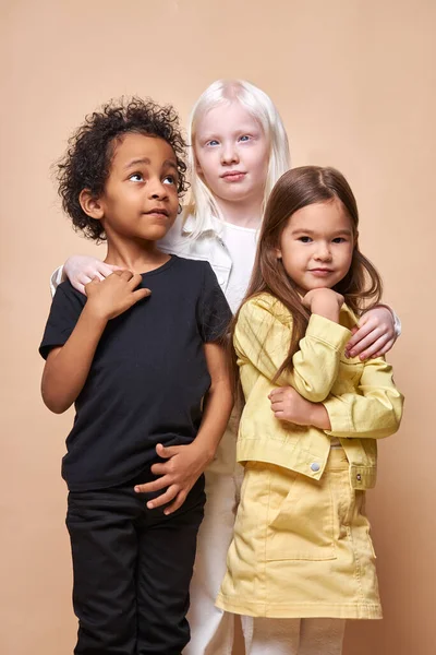 Porträtt av bedårande olika barn isolerade — Stockfoto
