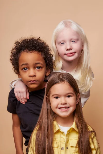 Crianças adoráveis de diversas nacionalidades e cores da pele ficar juntos — Fotografia de Stock