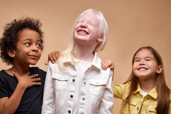 Retrato de adoráveis diversas crianças isoladas — Fotografia de Stock