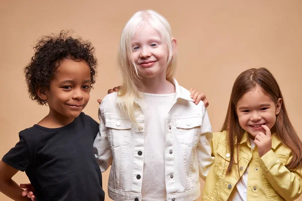 Diversos niños sonrientes positivos posando en la cámara —  Fotos de Stock