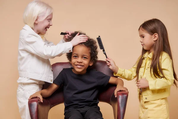 Niños divertidos peinándose el pelo entre sí —  Fotos de Stock