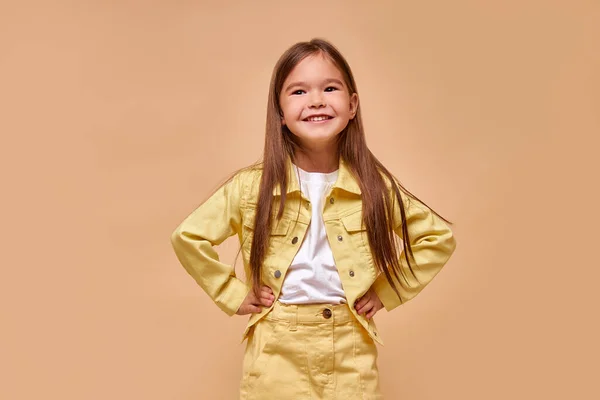 Portret van positief Kaukasisch kind meisje poseren op camera — Stockfoto