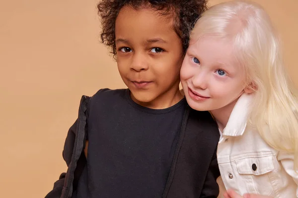 Schattig schattig divers kinderen poseren op camera — Stockfoto