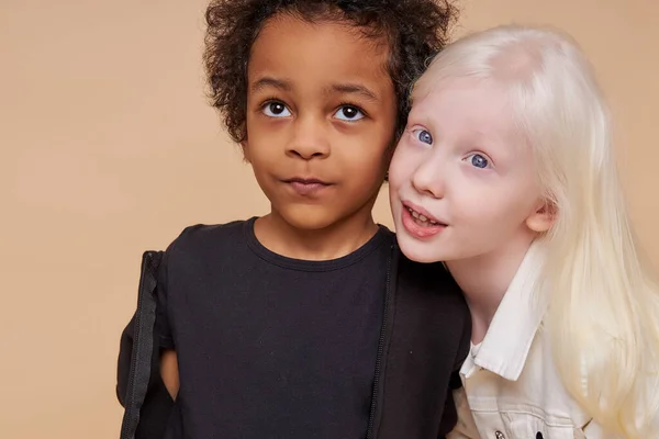 Vriendelijke diverse kinderen poseren op camera geïsoleerd — Stockfoto