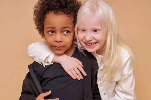 Duas crianças multirraciais amigáveis estão juntas — Fotografia de Stock