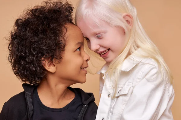 Barátság két különböző nemzetiségű gyermek között — Stock Fotó