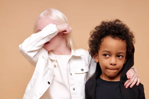 Fekete afro és albínó gyerekek veszteséges — Stock Fotó