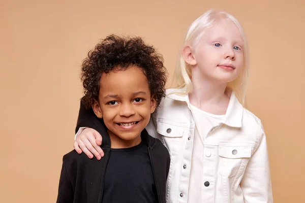 Amistad entre dos niños de diferentes nacionalidades — Foto de Stock