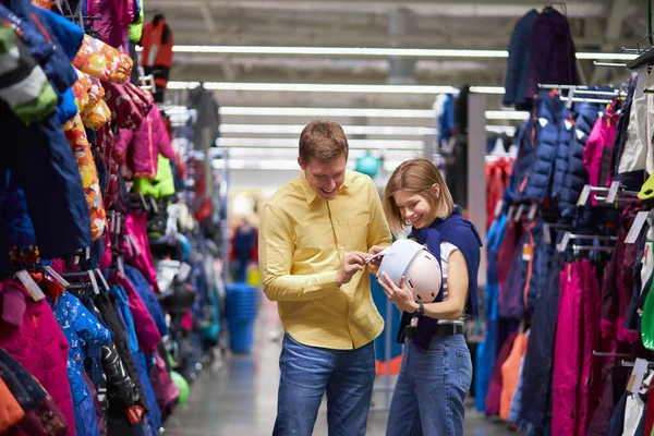 Hermosa pareja casada compra de casco y otros equipos deportivos en la tienda — Foto de Stock