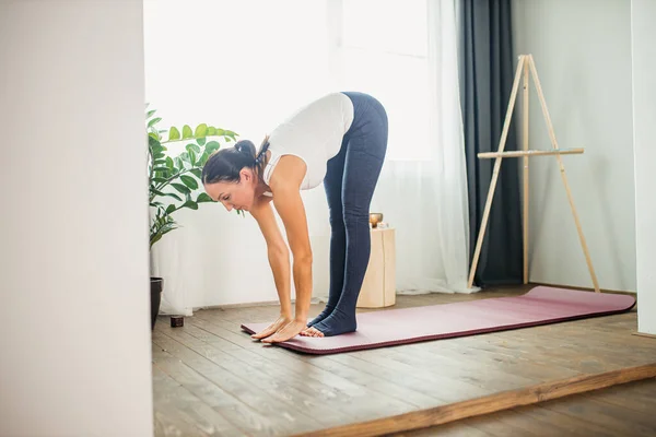 Deporte y estilo de vida saludable concepto, la mujer hacer ejercicios — Foto de Stock