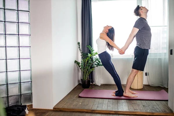 Concepto de confianza. pareja practica yoga posa en casa — Foto de Stock