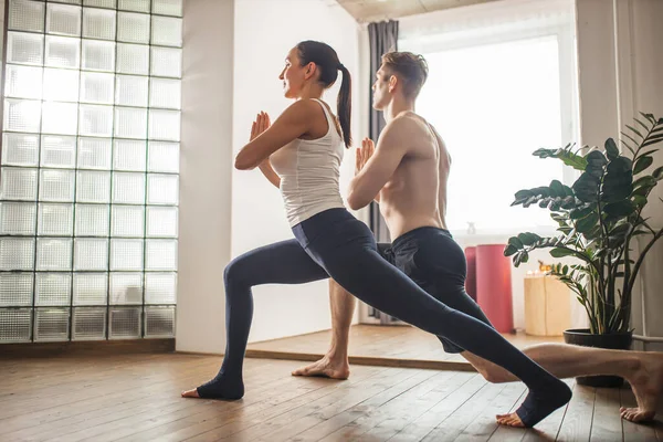 Joven pareja caucásica está haciendo entrenamiento de fitness en casa — Foto de Stock