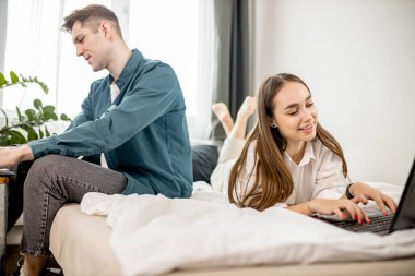 Evde genç beyaz bir çiftin boş vakitleri