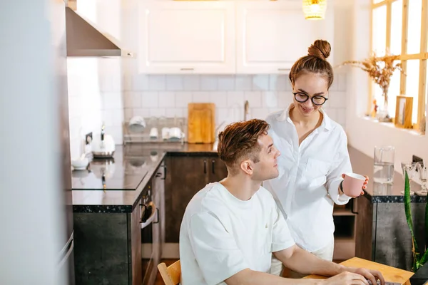 Caring wife supporting husband, he works on freelance — Stock Photo, Image