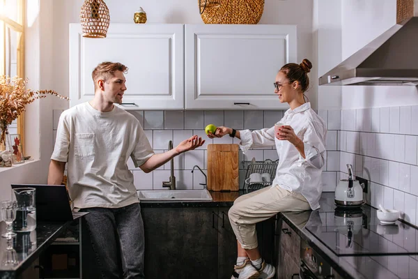 Casal passar a manhã juntos na cozinha — Fotografia de Stock