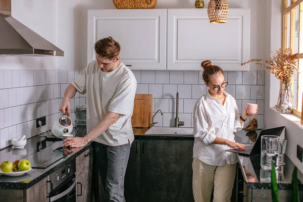 Pareja casada pasar la mañana juntos en la cocina —  Fotos de Stock