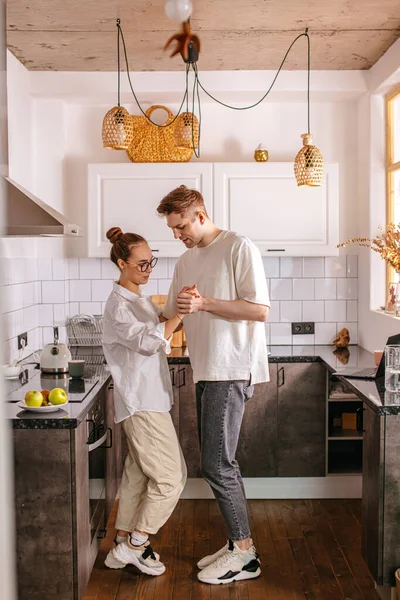 Beautiful married couple dancing at home — Stock Photo, Image