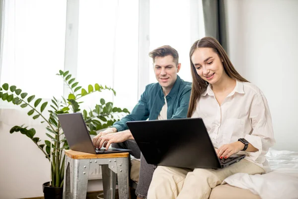 Junges kaukasisches Paar arbeitet von zu Hause aus — Stockfoto