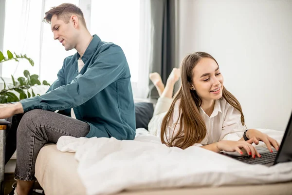 Tempo livre de jovem casal caucasiano em casa — Fotografia de Stock