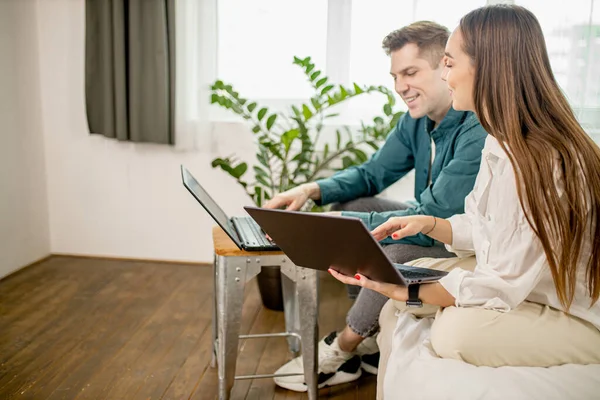 Jeune couple caucasien travailler de la maison — Photo