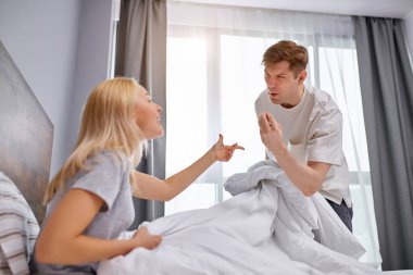 Karı koca aynı yatağı paylaşamaz.