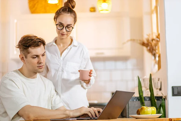 Selbstbewusstes Ehepaar will erste Immobilie online kaufen — Stockfoto