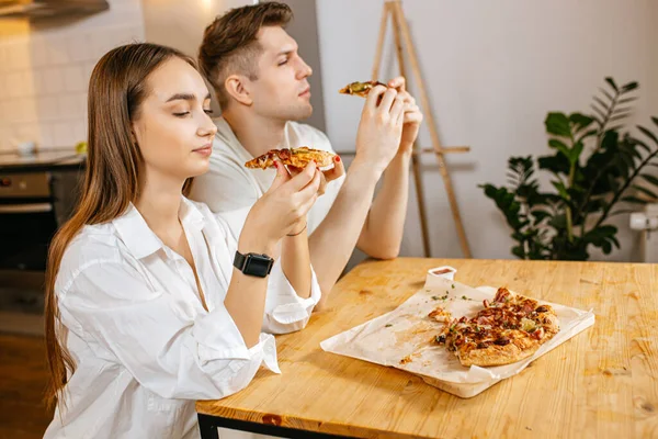 Casal jovem encomendou pizza em casa — Fotografia de Stock