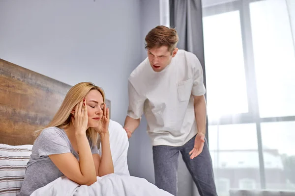 Wife is offended by her husband, she is tired of her husbands tantrums — Stock Photo, Image