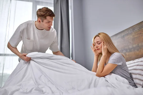 Unzufrieden mit dem Familienleben: Mann und Frau streiten sich im Bett — Stockfoto