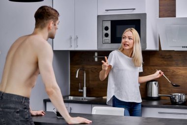 Evli çiftler bir evde geçinemezler.