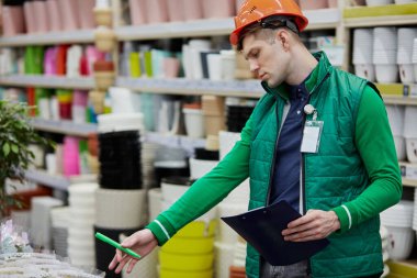 İş yerindeki genç Kafkas depo çalışanı