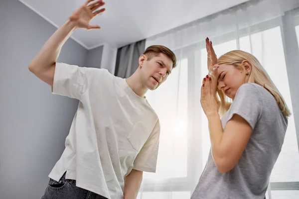 Boze wrede man houdt niet van zijn vrouw, slaat haar — Stockfoto